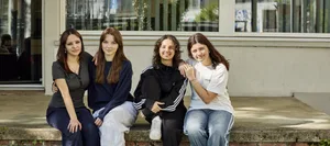 26-07-glueck-in-welchem-alter-sind-wir-am-gluecklichsten-dossier-service-schweizer-elternmagazin-fritz-und-fraenzi Glück: In welchem Alter sind wir am glücklichsten? Vier Teenagerinnen sitzen auf einer Mauer