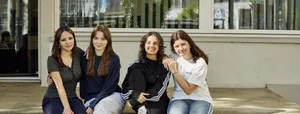 26-07-glueck-in-welchem-alter-sind-wir-am-gluecklichsten-dossier-service-schweizer-elternmagazin-fritz-und-fraenzi Glück: In welchem Alter sind wir am glücklichsten? Vier Teenagerinnen sitzen auf einer Mauer
