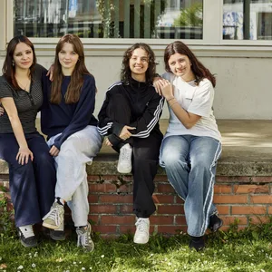 26-07-glueck-in-welchem-alter-sind-wir-am-gluecklichsten-dossier-service-schweizer-elternmagazin-fritz-und-fraenzi Glück: In welchem Alter sind wir am glücklichsten? Vier Teenagerinnen sitzen auf einer Mauer