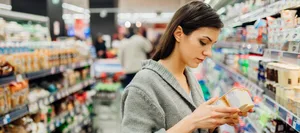 Betty_Bossi_sucre_Header Le sucre Betty Bossi dans les aliments : une femme au supermarché vérifie la liste des ingrédients du produit.