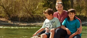 25-06-beduerfnisorientierte-erziehung-dossier-ich-spizzo-schweizer-elternmagazin-hg Bedürfnisorientierte Erziehung: Eine Mutter mit ihren beiden Söhnen am Fluss