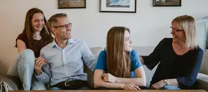 24-05-familie-dossier-selbstfuersorge-wir-erzaehlen-elternmagazin-fritz-und-fraenzi-hg Eine Familie erzählt, wie sie auf ihre Bedürfnisse achtet.