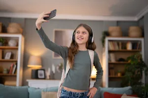 Une adolescente en train de passer un appel vidéo avec son smartphone Une jeune fille se prend en photo avec son téléphone portable.