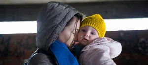 Frauen: Mutter umarmt Kind Frauen: Mutter umarmt Kind