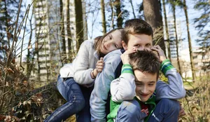 Geschwister Hartmann, Matthias, Lorenz, Sophie Geschwister: Ein Mädchen mit seinen zwei Brüdern im Wald