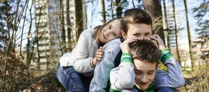 Geschwister Hartmann, Matthias, Lorenz, Sophie Geschwister: Ein Mädchen mit seinen zwei Brüdern im Wald