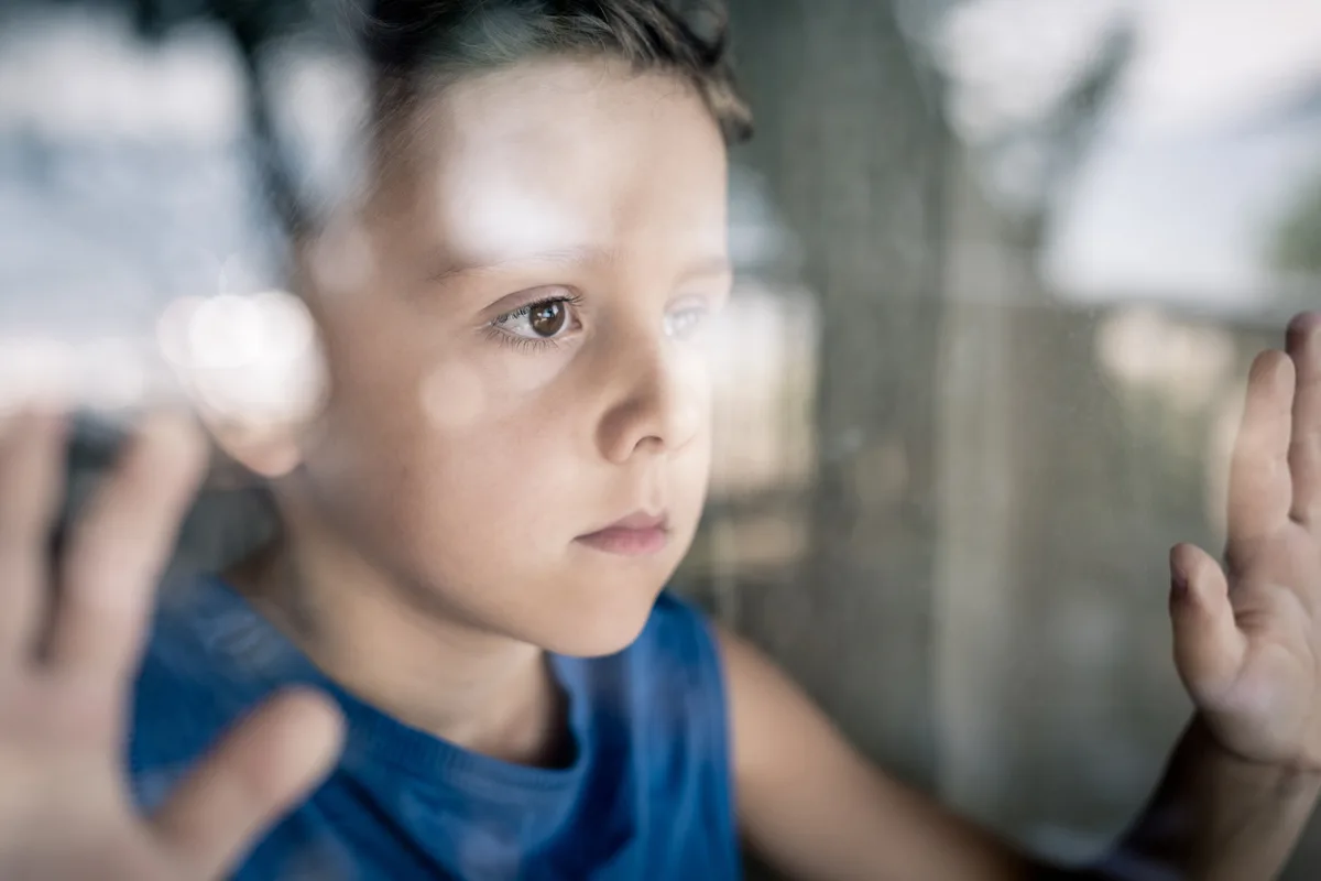 garçon_à_la_fenêtre_pression_du_stress Qu'est-ce qui met les enfants sous pression ?