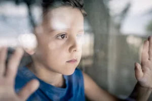 garçon_à_la_fenêtre_pression_du_stress Qu'est-ce qui met les enfants sous pression ?