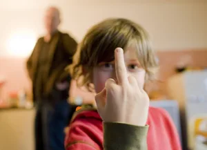 Agression-texte principal-enfant-montre-doigt-de-vin-1-scaled Mon enfant est agressif