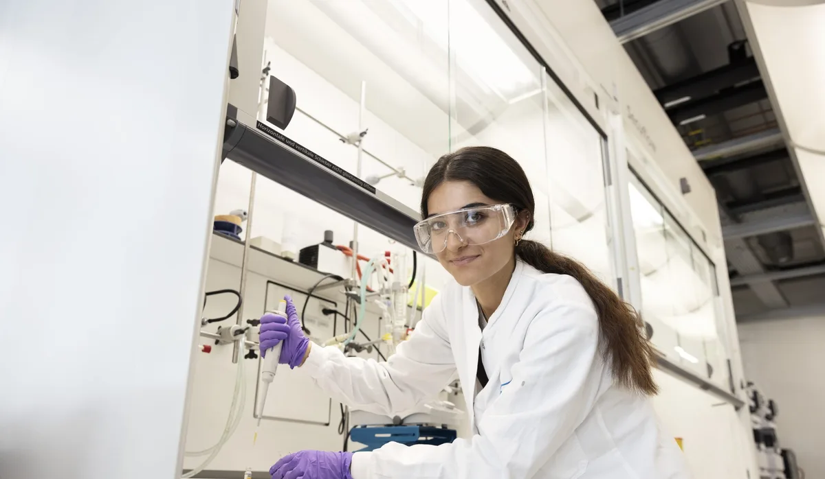 Une adolescente en stage d'initiation au métier de laborantine en chimie Une adolescente en stage d'initiation au métier de laborantine en chimie