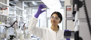 Zhura Naseem (23); laborantina, 2° anno; laboratori didattici La Roche; 1. Apparecchiatura per sintesi nella sala Tind; 2. Pipettatura della soluzione; 3. Rotavap per l’evaporazione del solvente; 4. Campione per analisi HPLC Scelta professionale: una ragazza in laboratorio: formazione come laborantina.