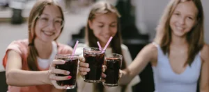 alkohol-kinder-teenager-jugendliche-betty-bessoy-wina-fontana Konsum von Alkohol: Drei Teenagerinnen stossen mit einem Drink an.