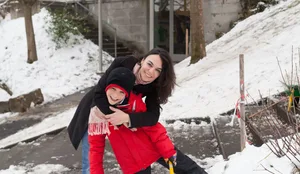 Mutter,Laurence Tagesschule: alleinerziehende Mutter mit ihrem Sohn im Schnee