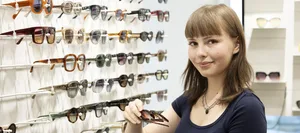 26-09-scelta-della-professione-2026-Louisa-Freitag-ottica Ottica: una giovane donna mostra un paio di occhiali nel negozio