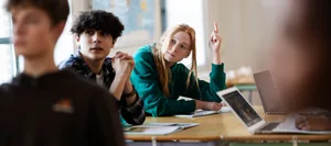 25-09-maedchen-buben-selektion-uebertritt-oberstufe-joerg-berger-vslch-schweizer-elternmagazin-fritz-und-fraenzi-hg Ein Mädchen und ein Junge im Klassenzimmer
