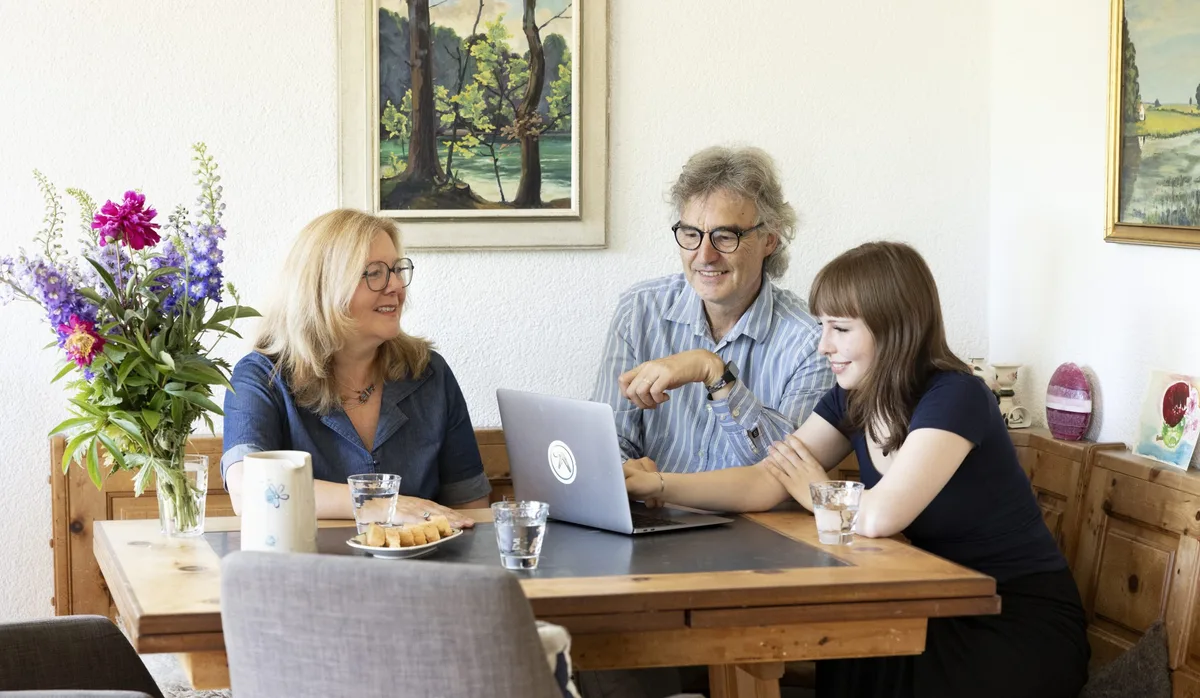 Louisa Freitag (18 ans) ; opticienne en 1re année ; Rost Augenoptik à Schaffhouse ; avec sa famille : Wolfgang et Denise, et leur chien Fuyumi Choix de carrière : le rôle des parents