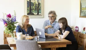 Louisa Freitag (18 ans) ; opticienne en 1re année ; Rost Augenoptik à Schaffhouse ; avec sa famille : Wolfgang et Denise, et leur chien Fuyumi Choix de carrière : le rôle des parents