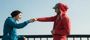 24-10-respekt-serie-teil-1-schweizer-elternmagazin-fritz-und-fraenzi-hg Selbstrespekt: Zwei junge Männer geben sich einen Fistbump