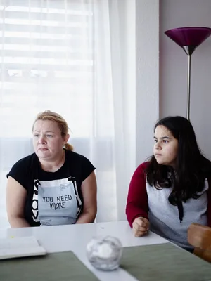 scuola_società_rifugiati_integrazione__ragazza_rifugiata_Amina_Svizzera_con_la_madre-1 Amina deve tornare indietro