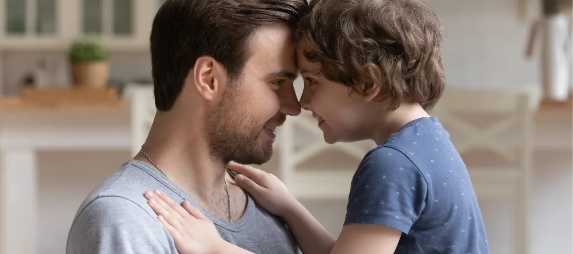 13-wilde-tipps-fuer-den-morgen-mit-kindern-schweizer-elternmagazin-hg Morgen mit Kindern: Vater und Sohn reiben den Kopf aneinander