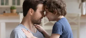 13-wilde-tipps-fuer-den-morgen-mit-kindern-schweizer-elternmagazin-hg Morgen mit Kindern: Vater und Sohn reiben den Kopf aneinander