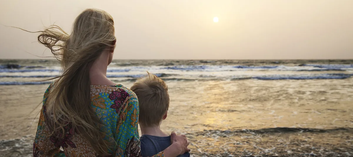 Mother and Son looking at sunset Alleinerziehend: Eine Mutter mit ihrem Sohn
