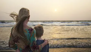 Mother and Son looking at sunset Alleinerziehend: Eine Mutter mit ihrem Sohn