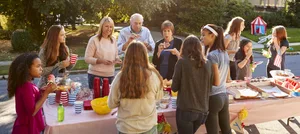 Festa_di_cura_di_quartiere_nel_giardino_in_ scala_L Aiuto al quartiere Ci vuole un villaggio