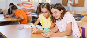 24-10-smartphones-schule-lch-beat-schwendimann-schweizer-elternmagazin-fritz-und-fraenzi-hg Zwei Mädchen mit ihren Smartphones in der Schule.