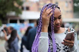 Adolescenti_con_Smartphone in scala I giovani riflettono sul loro tempo trascorso online meglio degli adulti