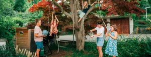 25-09-mental-load-dossier-haupttext-schweizer-elternmagazin-hg Mental Load: Eltern mit drei Kindern im Garten