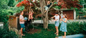25-09-mental-load-dossier-haupttext-schweizer-elternmagazin-hg Mental Load: Eltern mit drei Kindern im Garten
