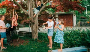 25-09-mental-load-dossier-haupttext-schweizer-elternmagazin-hg Mental Load: Eltern mit drei Kindern im Garten