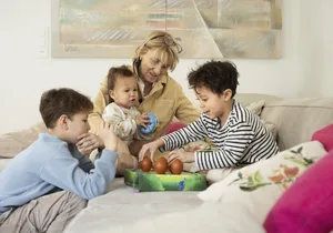 La famille Debrunner : Andrea et Jose avec leurs enfants Liandro (9 ans), Elias (5 ans) et Noah (1 an et demi) ; la mère d’Andrea : Annalisa ; photo prise au domicile de la famille. Une famille en route : une grand-mère avec ses petits-enfants