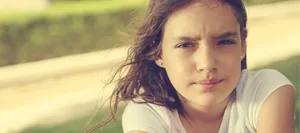21-11-menstruation-schweizer-elternmagazin-hg Erste Menstruation: 12-jähriges Mädchen schaut kritisch in die Kamera