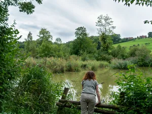 Dossier « Dépendance » – Claudia Dossier « Dépendance » : le témoignage d'une mère face à un plan d'eau