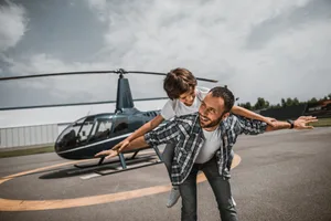 Vater_mit_Sohn_Helikopter_Eltern_Smbolbild Helikopter Eltern der Selbsttest