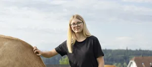 Programme de transition : une adolescente travaillant avec des vaches dans une ferme Programme de transition : une adolescente travaillant avec des vaches dans une ferme