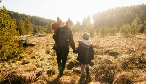25-06-alleinerziehend-iten-schweizer-elternmagazin-hg Alleinerziehend: Mutter mit zwei Kindern in der Natur