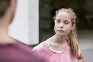 Ragazza arrabbiata che guarda il padre all’aperto Regole: un adolescente guarda i genitori con aria ribelle
