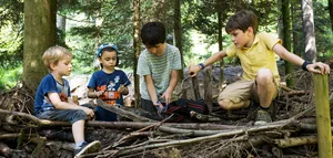 L_Kinder_Spielen_August Ab in den Wald!