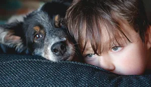 09_20_Verträumte_Kinder_ICH_1_HL Verträumte Kinder, Schule, Lehrerin: Bub liegt neben Hund und schaut in die Ferne