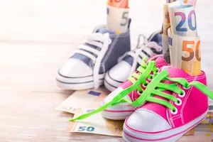 Was-kosten-Kinder-Kinderschuhe-scaled der Preis für ein Kind ist hoch in der Schweiz