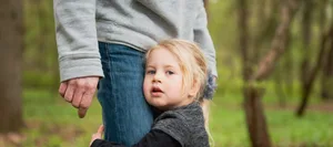 frisch-fotografie.de Ein Mädchen klammert sich ans Bein seines Vaters