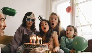 Festa di compleanno per bambini: la famiglia spegne le candeline sulla torta. Festa di compleanno per bambini: la famiglia spegne le candeline sulla torta.
