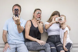 Famiglia_con_smartphone_e_selfies_scalati Intervista a Isabel Willemse Le regole dei media dipendono dalla personalità del bambino