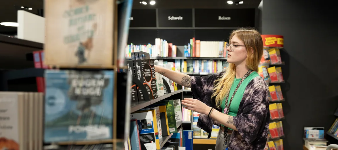 24-10-accès-aux-places-d’apprentissage-magazine-des-parents-suisses-hg Début de l'apprentissage : libraire Apprenti devant un présentoir de livres
