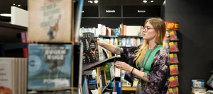24-10-accès-aux-places-d’apprentissage-magazine-des-parents-suisses-hg Début de l'apprentissage : libraire Apprenti devant un présentoir de livres