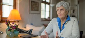 Header_Monatsinti_Haarmann_Funkstille Funkstille: Wenn ein Kind seine Eltern verlässt. Im Bild ist die Expertin Claudia Haarmann im Interview am Tisch sitzend zu sehen.