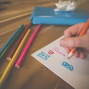 Fotolia_134025409_XL-scaled Écrire des cartes postales comme exercice d'écriture pour les enfants